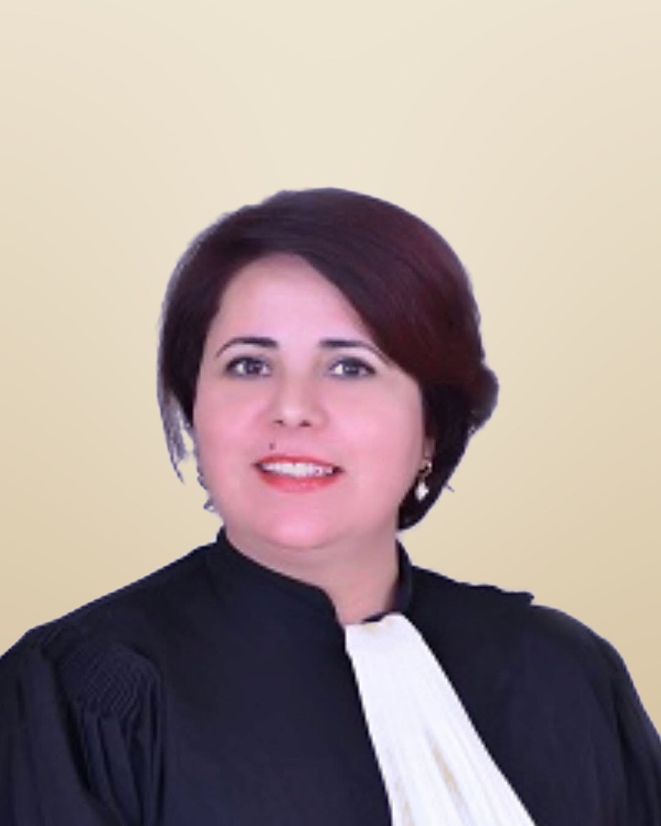 Maître Atika Ellouaziri en robe d'avocate